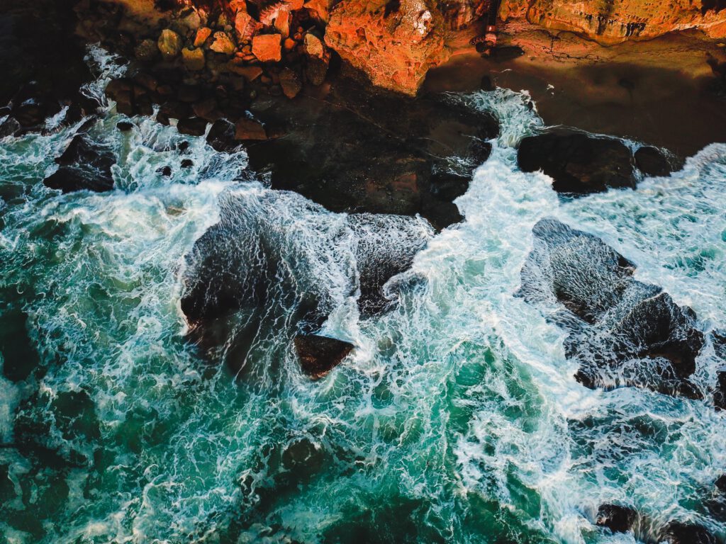 Spashing waves against rocks